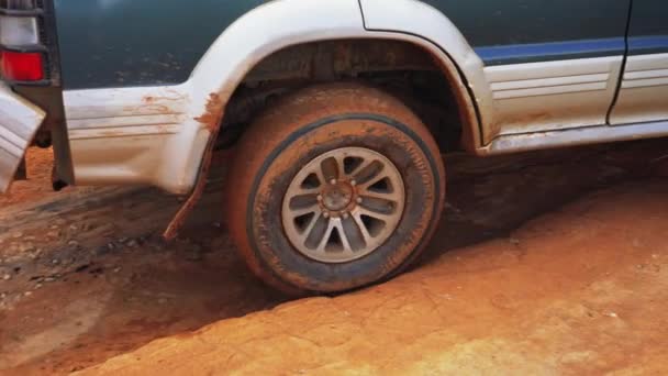 Sendrisoa Madagascar Abril 2019 4Wd Car Pass Slow Holes Muddy — Vídeo de stock