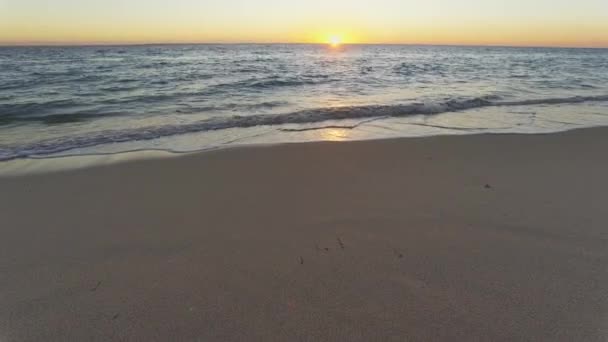Atardecer Sobre Mar Tranquilo Playa Arena Húmeda Primer Plano — Vídeos de Stock