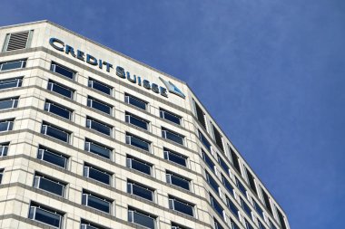Londra, Birleşik Krallık - 3 Şubat 2019: Canary Wharf 'taki Credit Suisse' in Birleşik Krallık şubesinin modern ofisleri. CS Group AG, 185 yılında kurulan çok uluslu yatırım bankasıdır.