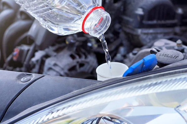 Häll Destillerat Vatten Ekologiskt Alternativ Till Tvättvätska Till Tvätttank Bil — Stockfoto