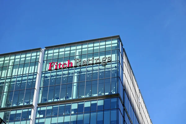 Londra, Birleşik Krallık - 3 Şubat 2019: Fitch Ratings logo tabelası İngiltere 'deki merkezlerinin tepesinde (diğeri New York' ta), Canary Wharf. FR, üç kredi derecelendirme kuruluşundan biri.