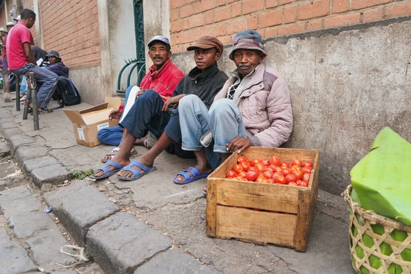 Antananarivo Madagaszkár 2019 Április Három Ismeretlen Madagaszkári Férfi Járdán Paradicsomot — Stock Fotó