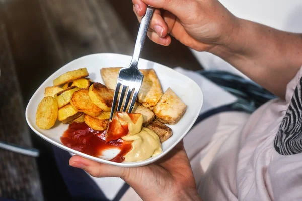 Tenedor Mano Mujer Plato Con Papas Parrilla Tofu Cuajada Soja — Foto de Stock