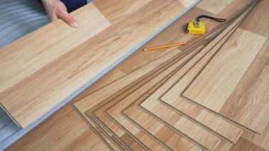 Kaplamalı döşeme döşemesi, tahta fayanslar, kalem ve mezura yerleştiren adam