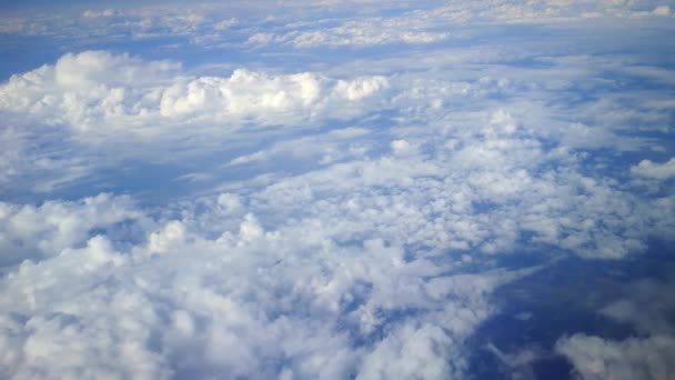 Vista Janela Avião Nuvens Fofas Iluminadas Pelo Sol — Vídeo de Stock