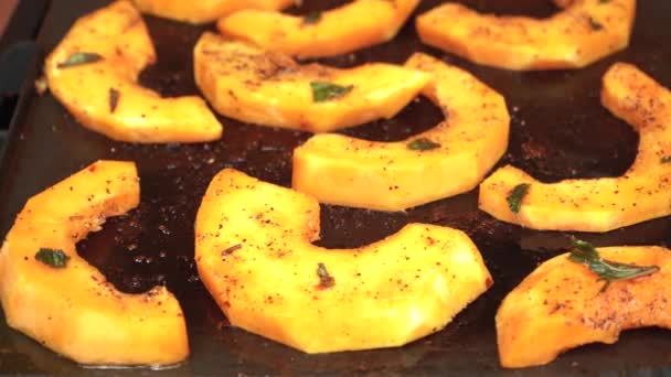 在电烤盘上烤的切碎的南瓜南瓜 关于调料黄片冒出的烟的细节 — 图库视频影像