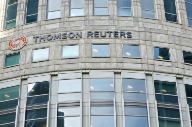 Londra, Birleşik Krallık - 3 Şubat 2019: İngiltere 'nin başkenti Canary Wharf' taki Thomson Reuters ofis binasında güneş parlıyor. TR Group, Kanadalı çok uluslu kitle iletişim ve bilgi şirketidir