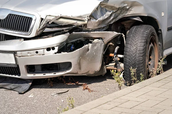 Épave Voiture Argent Écrasé Détail Sur Les Plaques Métalliques Déformées — Photo