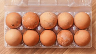 Küflü yumurtaların üzerinde uzun süre ıslak ve soğuk buzdolabında saklanmış küfler. 10 paket plastik ambalaj, yukarıdan görünüm