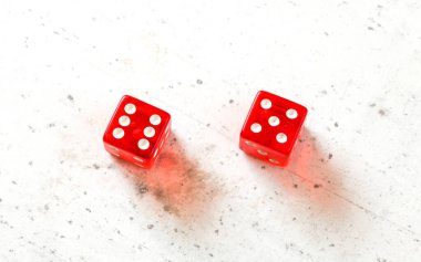 Yo-leven 'ı (6 ve 5 numara) beyaz tahta üzerinde gösteren iki kırmızı zar.