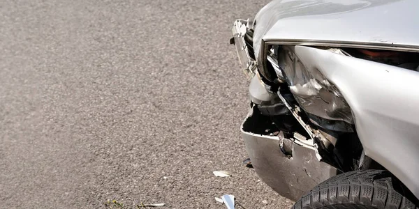 Voiture Argentée Écrasée Détail Sur Pare Chocs Pneu Cassés Avant — Photo