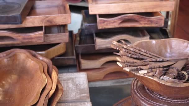 Variedade Tigelas Madeira Artesanais Copos Bandejas Exposição Mercado Lembranças Antananarivo — Vídeo de Stock