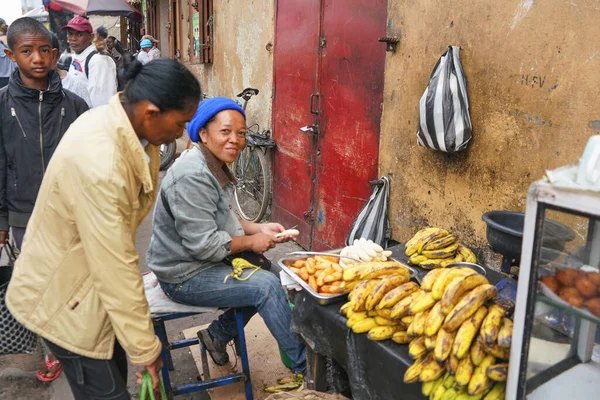 Antananarivo Madagascar Abril 2019 Mujer Malgache Desconocida Preparando Comida Partir — Foto de Stock