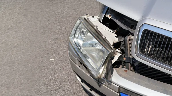 Crashed Car Detail Front Headlight Glass Broken Hanging Dented Bumper — Stock Photo, Image
