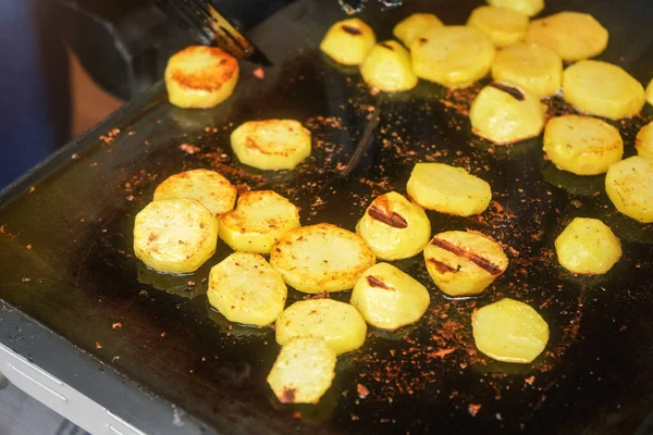 Patatas Cortadas Pequeños Círculos Sazonadas Con Especias Asadas Parrilla Eléctrica —  Fotos de Stock