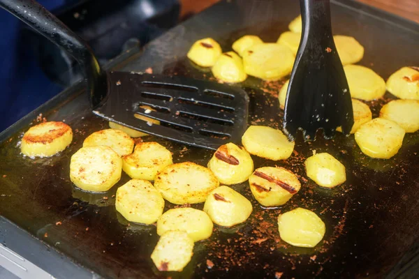 马铃薯切成小圆圈 用香料调味 用电炉烤 — 图库照片