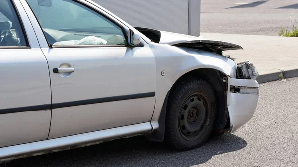 Voiture Écrasée Debout Sur Route Côté Trottoir Vue Latérale Avec — Photo