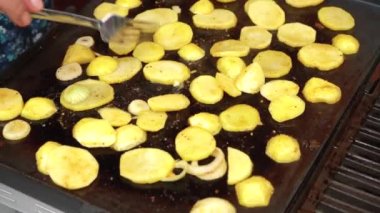 Baharatlarla tatlandırılmış patates, ızgarada ızgara, çatalla hareket ettirilmiş patates.