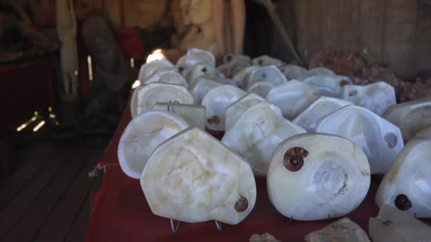 Piedras Blancas Pulidas Con Fósil Amonita Formado Pequeños Cuencos Cenicero — Vídeos de Stock