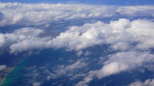 Vue Fenêtre Avion Survolant Les Nuages Mer Côte Dessous — Video