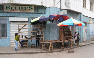 Antananarivo, Madagaskar - 24 Nisan 2019: Bilinmeyen Malagasy 'li kadınlar sabahları pazarda tezgah kuruyorlar, çok fazla dükkan yok ve eşyalar genellikle Madagaskar sokaklarında doğrudan satılıyor