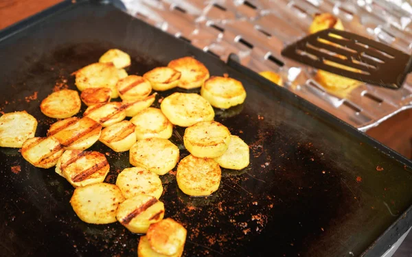 Patatas Cortadas Pequeños Círculos Sazonadas Con Especias Asadas Parrilla Eléctrica —  Fotos de Stock