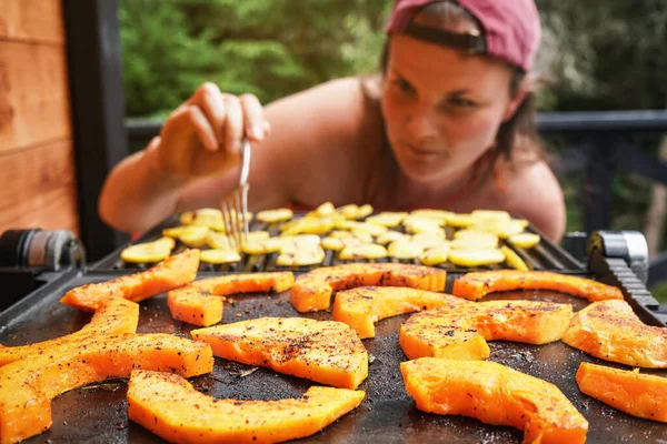 Pedaços Abóbora Grelhados Grelha Elétrica Foque Vegetais Laranja Brilhantes Temperados — Fotografia de Stock