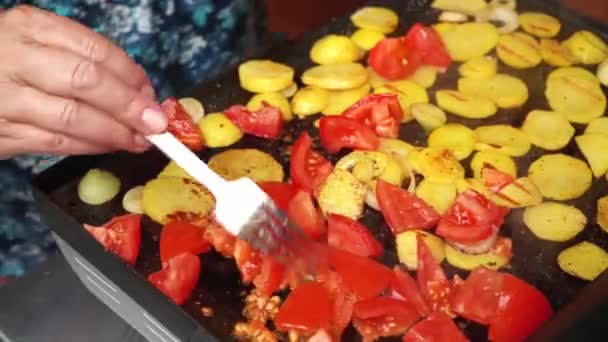 Batatas Cortadas Círculos Tomates Picados Grelhados Grelha Elétrica Mão Sênior — Vídeo de Stock