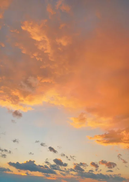 Arancione rosa sera cielo subito dopo il tramonto - pomeriggio nuvole sfondo — Foto Stock