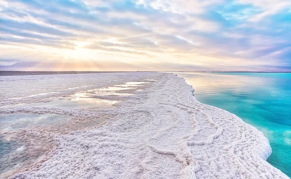 El sol de la mañana brilla en las formaciones de cristales de sal, aguas tranquilas verde cian claro cerca, paisaje típico en la playa de Ein Bokek, Israel —  Fotos de Stock