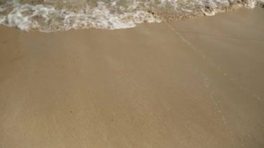 Kumsalda kumu yıkayan küçük deniz dalgaları, yukarıdan manzara