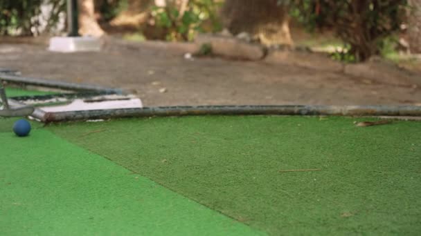 Mujer Mayor Juega Minigolf Detalle Solo Sus Pies Sandalias Grises — Vídeo de stock