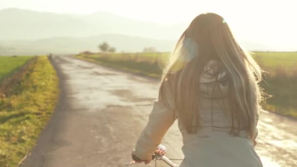 Νεαρή Γυναίκα Ξανθά Μακριά Μαλλιά Κινείται Στον Άνεμο Ποδήλατο Πάνω — Αρχείο Βίντεο