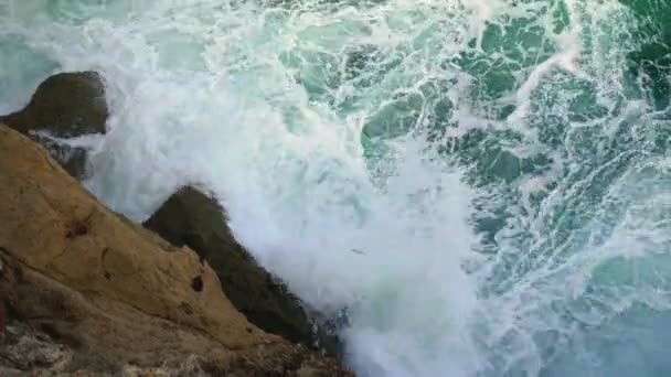 Kayalık Kıyıya Vuran Deniz Sıçrayan Yeşil Yukarıdan Görünen Beyaz Köpük — Stok video