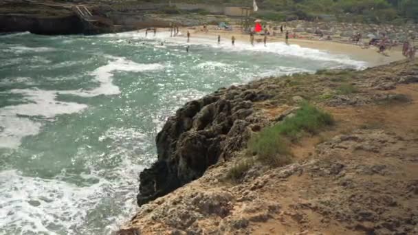 Hierba Baja Creciendo Pequeño Acantilado Roca Polvorienta Sobre Mar Playa — Vídeo de stock