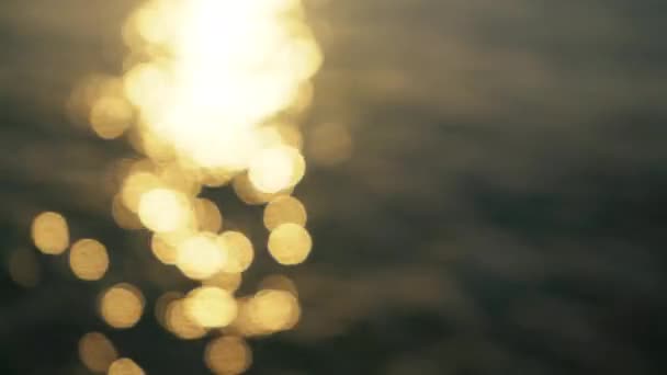 Rozostřené Záběry Mořské Hladiny Dopoledních Hodinách Slunce Reflektuje Vytváří Pěkné — Stock video