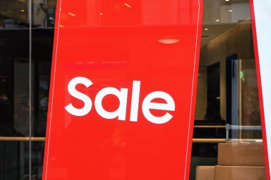 Camcı ya da vitrininde kelime satışı olan kırmızı poster