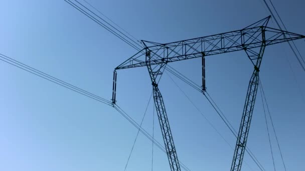 Mirando Hacia Arriba Pilón Acero Con Líneas Energía Eléctrica Contra — Vídeo de stock