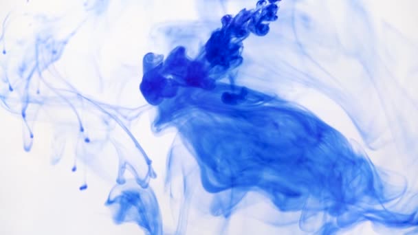 Tinta Azul Mueve Lentamente Tanque Agua Medida Que Pulveriza Más — Vídeos de Stock