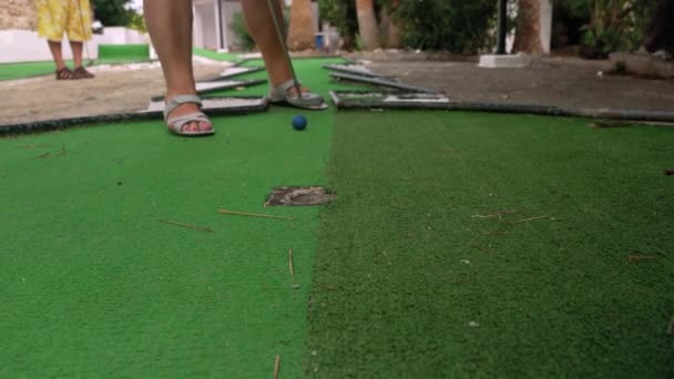 Yaşlı Kadın Mini Golf Oynuyor Sadece Gri Sandaletlerle Ayaklarının Üzerinde — Stok video
