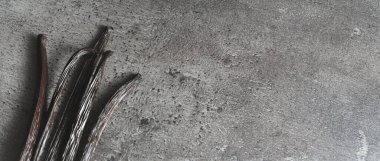 Koyu gri çalışma tahtasında burbon vanilyalı fasulye, yukarıdan görüş, sağ tarafta metin için geniş afiş