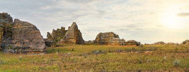 Isalo Ulusal Parkı 'ndaki tipik manzara, Madagaskar ana yoldan görüldüğü gibi.