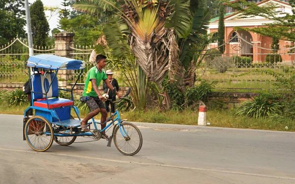 Moramanga Madagaszkár 2019 Április Fiatal Fiú Lovaglás Hagyományos Kerékpárriksa Nagy — Stock Fotó