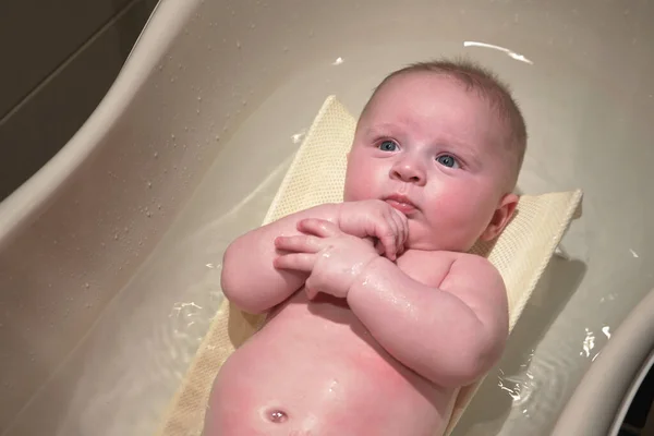 Bébé Garçon Lavé Dans Une Petite Baignoire Couché Sur Dos — Photo