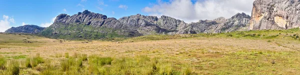 マダガスカルのアンドリンギトラ マッシフ トレッキング中に谷からピックボビーのピークに見える広いパノラマ — ストック写真