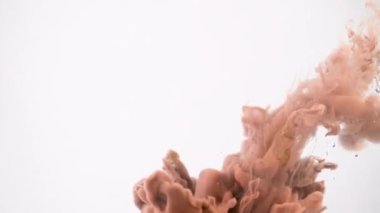 Şırıngadan su tankına enjekte edildikten sonra açık kahverengi mürekkep karışımı.