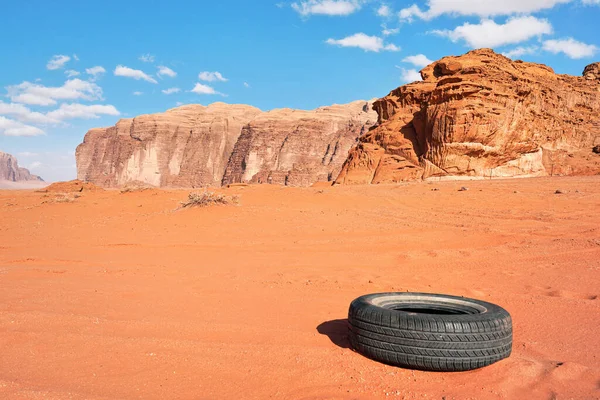 Neumático Viejo Descartado Desierto Wadi Rum Concepto Contaminación Natural —  Fotos de Stock