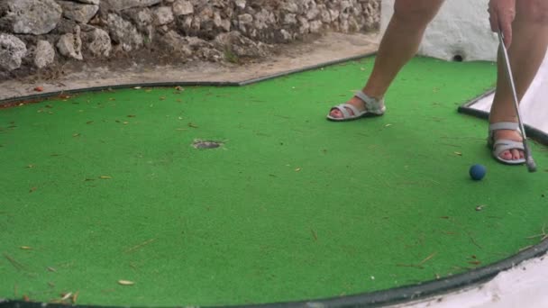 Femme Âgée Jouant Minigolf Essayant Mettre Balle Bleue Dans Trou — Video