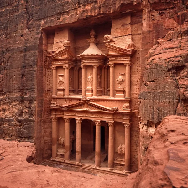 Frente ao templo do Tesouro de Al-Khazneh esculpido em parede de pedra - atração principal na cidade perdida de Petra — Fotografia de Stock