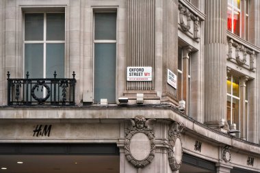 Londra, Birleşik Krallık - 1 Şubat 2019: Oxford Street W1 tabelası Oxford sirk kavşağında, H & M mağazaları aşağıda. Burası Londra 'nın en önemli ticari yerlerinden biri.